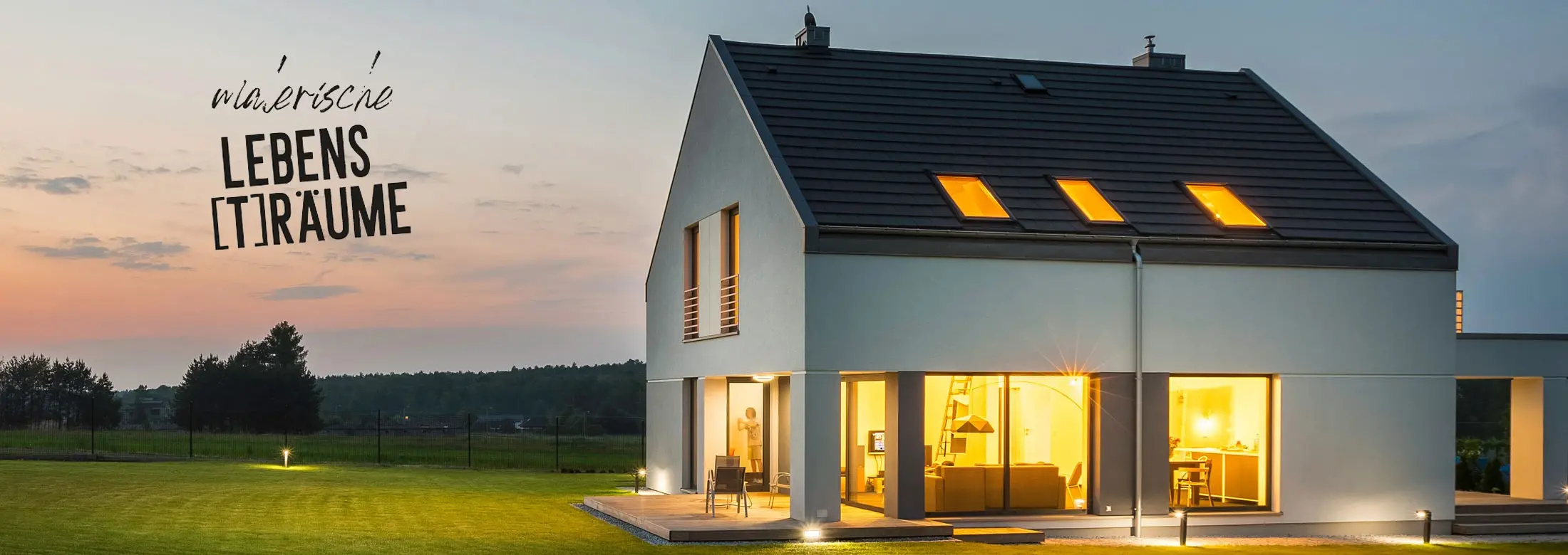 Schönes Einfamilienhaus in der Dämmerung, von innen und außen beleuchtet. Zustand des Hauses ist neu oder durch Malerarbeiten modernisiert.